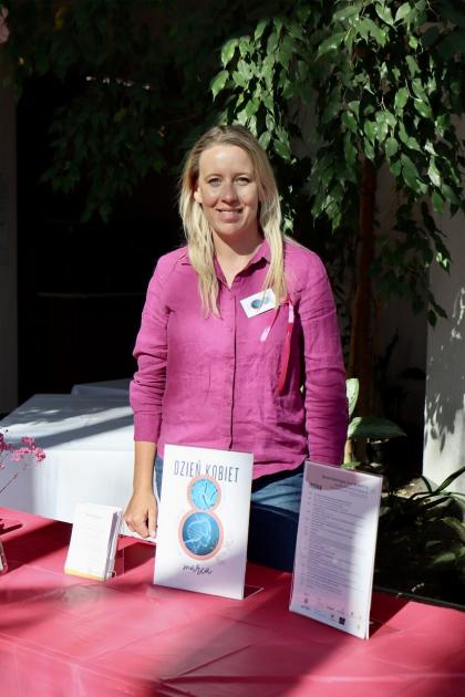 Kobieta na stoisku informacyjnym