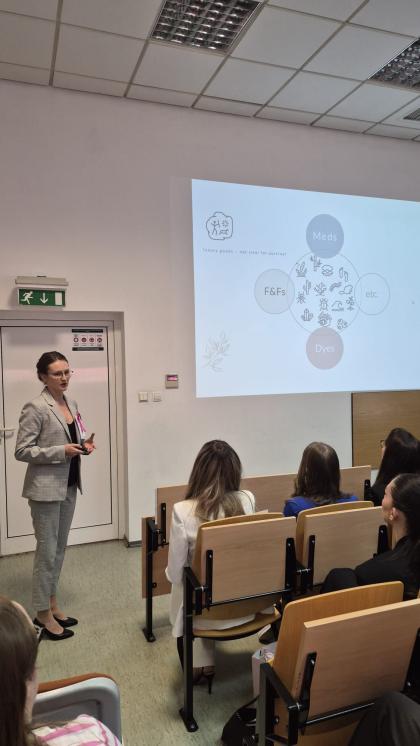 Grupa osób w sali wykładowej