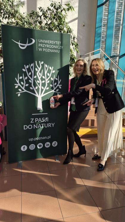 Dwie kobiety przy roll-upie