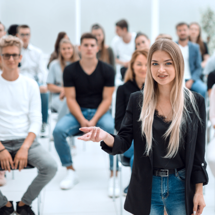 Grupa studentów na sali konferencyjnej 