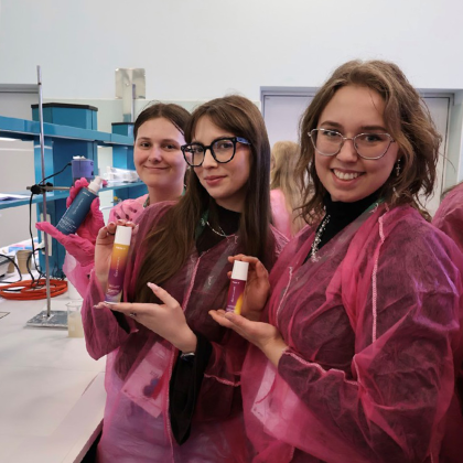 trzy kobiety w laboratorium