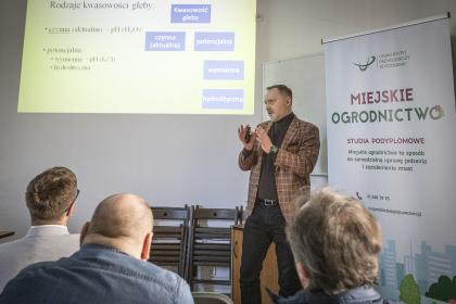 Mężczyzna podczas prezentacji