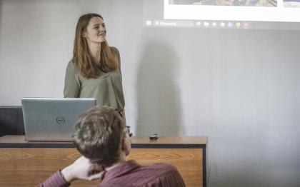 Kobieta podczas prezentacji