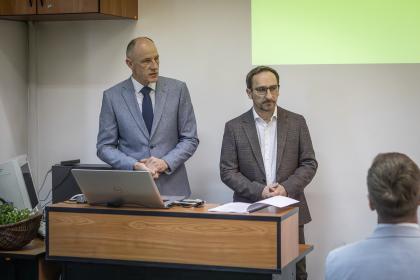 Dwie osoby podczas przemówienia