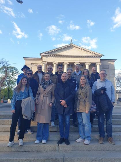 Grupa osób przed Operą w Poznaniu