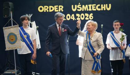 Grupa osób na sali ginastycznej