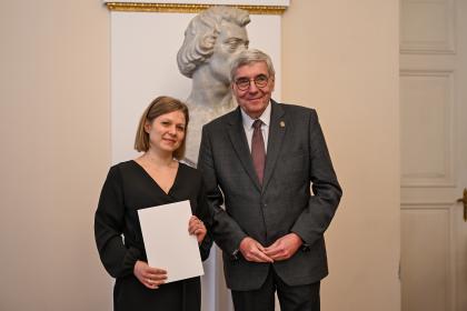 kobieta i mężczyzna w sali, w tle znajduje się rzeźba