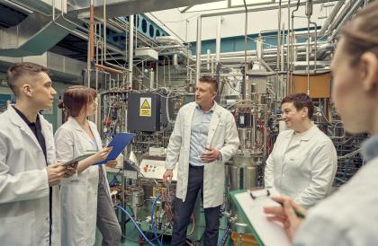 studenci w laboratorium