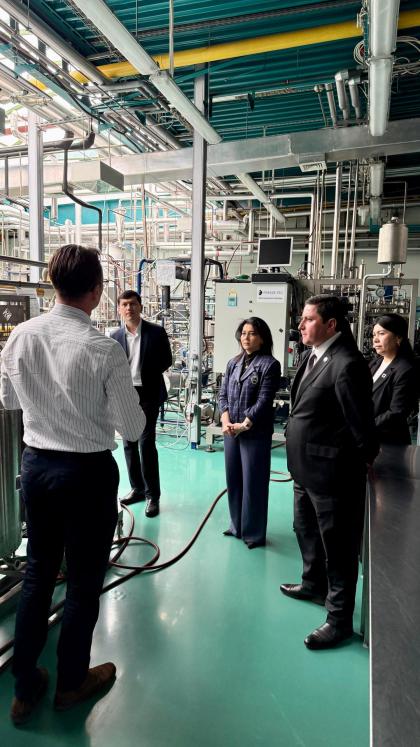 grupa ludzi w laboratorium