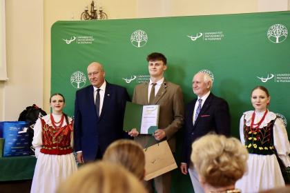 Grupa osób z nagrodami