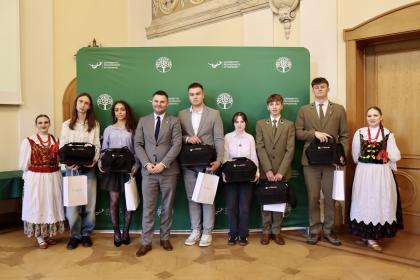 Grupa osób z nagrodami