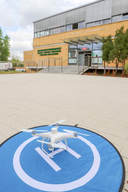 dron, na druGim planie budynek UPP