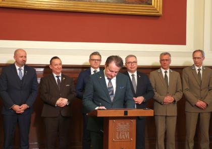 Rektor UPP podczas podpisania porozumienia 