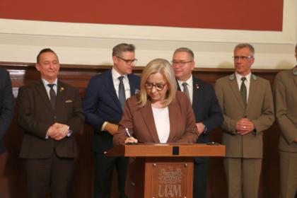 Kobieta podczas podpisania porozumienia 