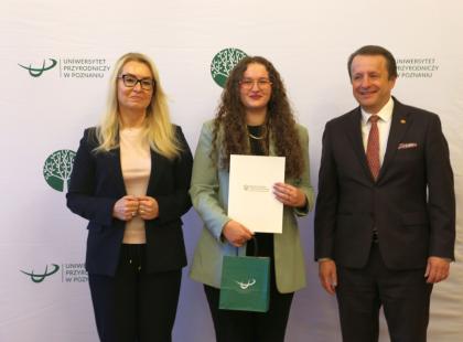 Trzy osoby na ściance UPP 