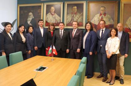grupa osób w sali