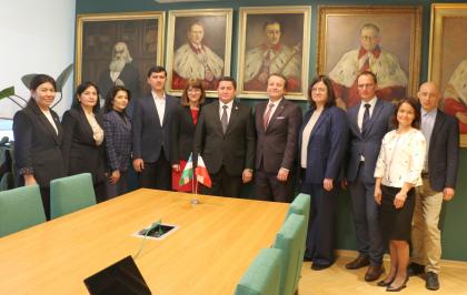 grupa osób w sali