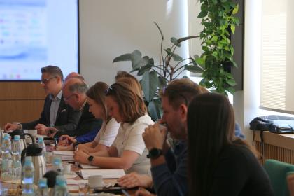 grupa ludzi przy stole