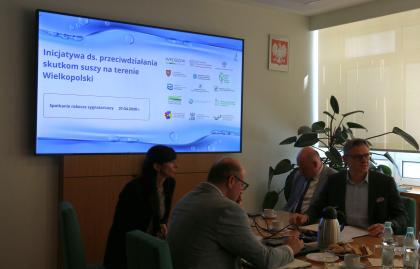 grupa ludzi przy stole