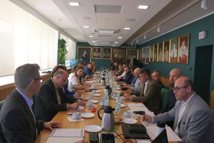 grupa ludzi przy stole