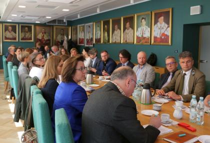 grupa ludzi przy stole