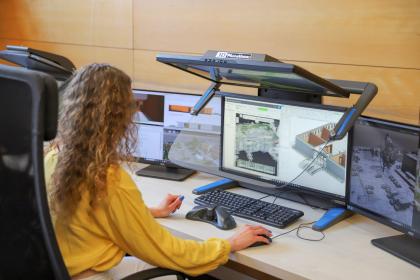 Studentka przy komputerze