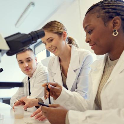 grupa studentów w laboratorium