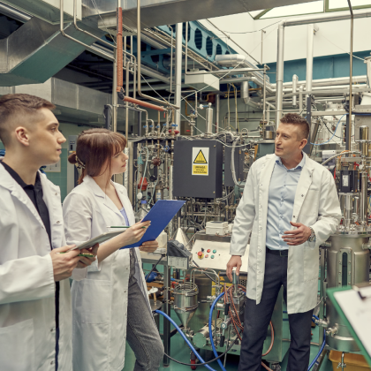 studenci w laboratorium