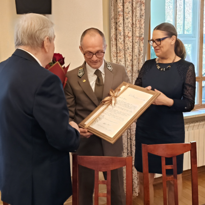 wręczanie podziękowania podczas seminarium