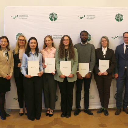 Grupa studentów w sali