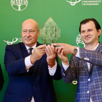 Grupa osób z nagrodami
