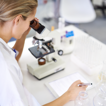 Kobieta w laboratorium