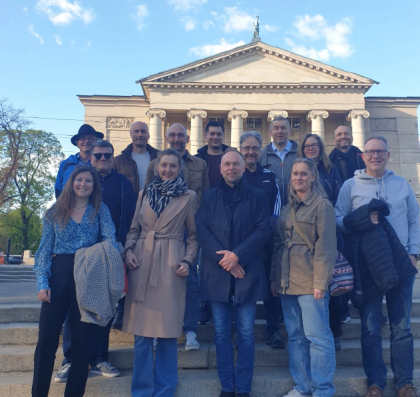 grupa ludzi przed operą w Poznaniu