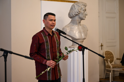 mężczyzna podczas przemówienia