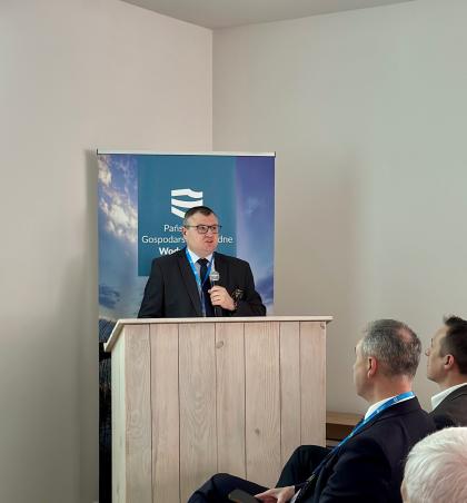 Mężczyzna podczas przemówienia