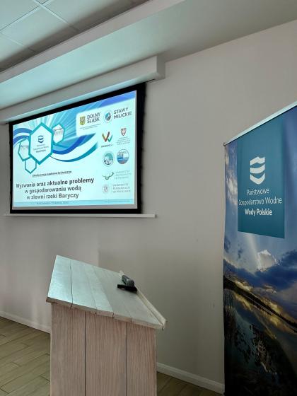 sala, ekran, rollup oraz mównica