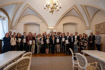 grupa osób w sali