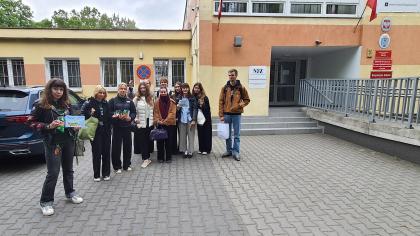 Grupa osób przed budynkiem szkoły