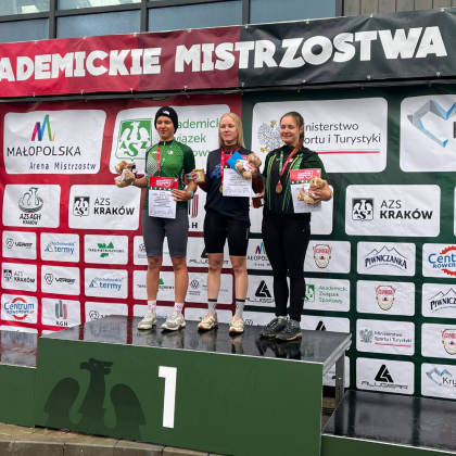 Trzy osoby na podium