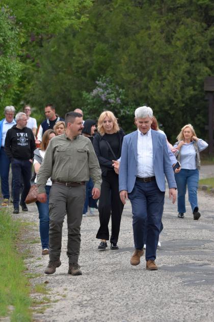 grupa osób w parku