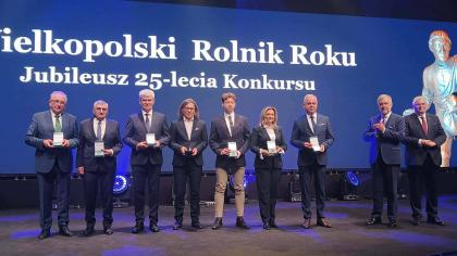 Grupa osób podczas gali