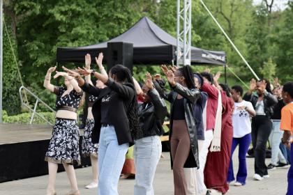 Grupa osób na pikniku