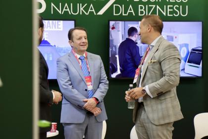 grupa osób na stoiku podczas IMPACT 2026