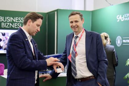 grupa osób na stoiku podczas IMPACT 2026