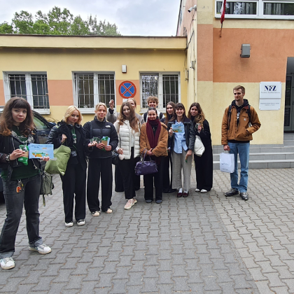 grupa osób przed budynkiem szkoły
