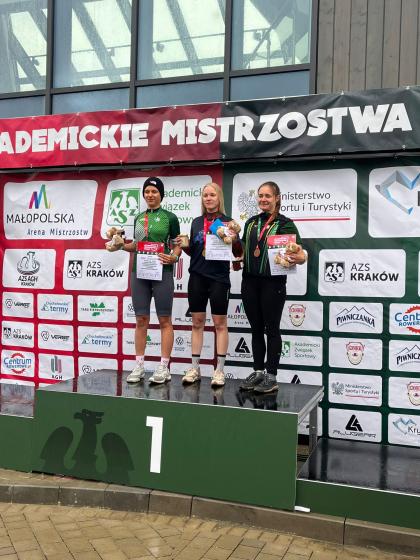trzy osoby na podium