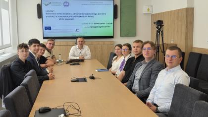 Grupa osób w sali konferencyjnej