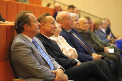 grupa osób w sali wykładowej