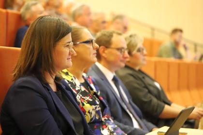 grupa osób w sali wykładowej