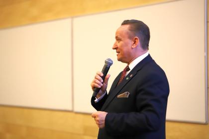 Mężczyzna podczas przemówienia w sali wykładowej
